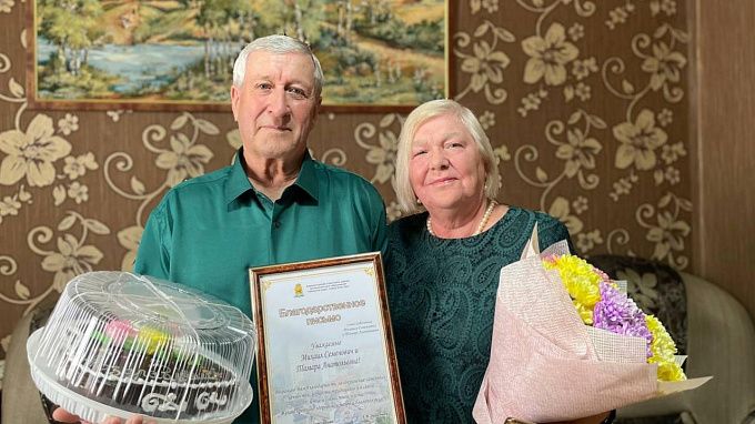 «Вдохновляют молодых»: семья из Улан-Удэ отпраздновала изумрудную свадьбу