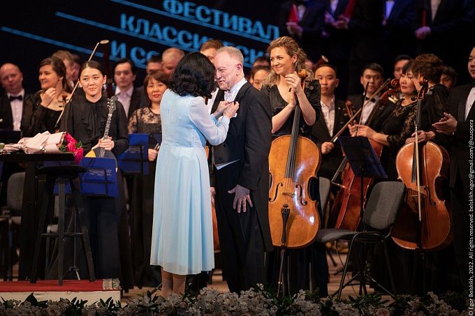 Худрука театра оперы и балета наградили медалью «За заслуги перед Республикой Бурятия»