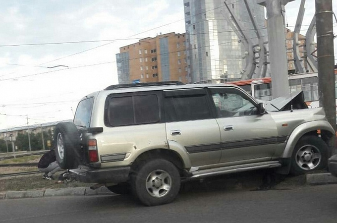 В Улан-Удэ Land Cruiser врезался в электроопору (ФОТО)