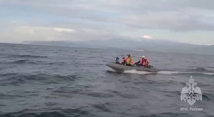 На Байкале спасли туристов со сломанной лодкой