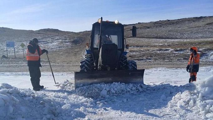 На Байкале прокладывают новую ледовую переправу до Ольхона