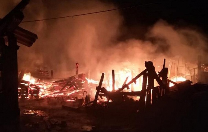 Крупный пожар произошел ночью в селе Бурятии (ФОТО)