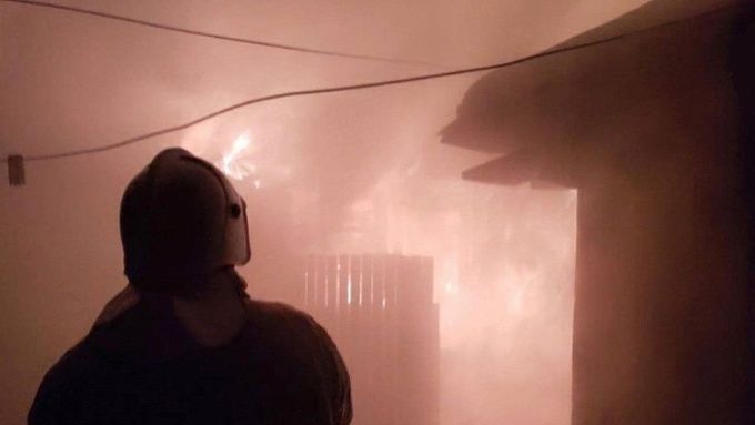 Погибшего мужчину обнаружили спасатели в загоревшемся доме в Бурятии Погибшего мужчину обнаружили спасатели в загоревшемся доме в Бурятии