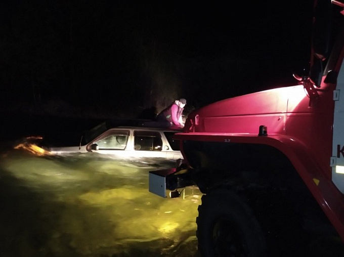 В Бурятии мужчина вместе с автомобилем застрял в горной реке  