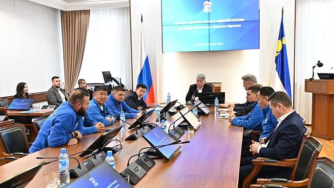 Алексей Цыденов вручил партбилеты участникам программы «Патриоты Бурятии» 