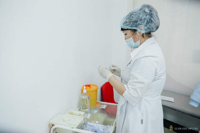 Мэрия Улан-Удэ помогает медработникам в вакцинации от COVID-19