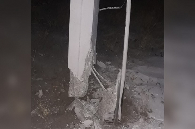 В Улан-Удэ лихач сбил фонарный столб и скрылся