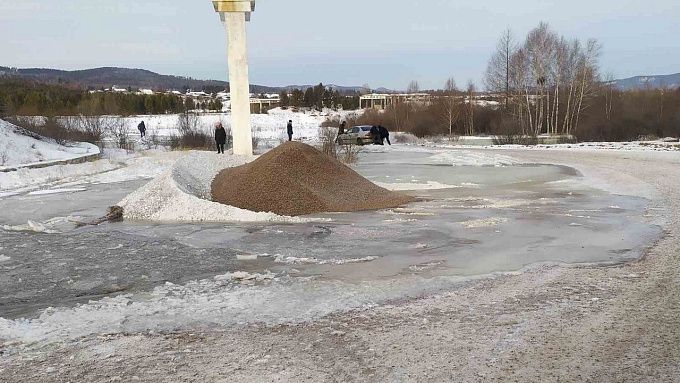 В районе Бурятии наледные воды осложнили жизнь автомобилистам