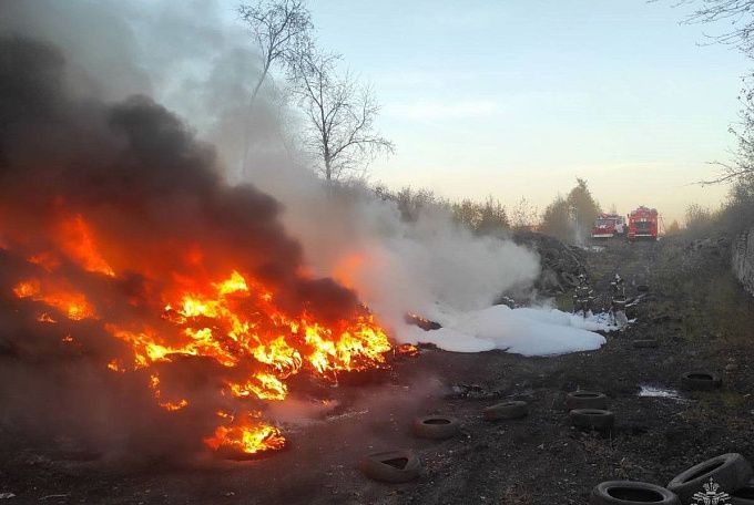 В Иркутской области тушили крупный пожар на свалке покрышек
