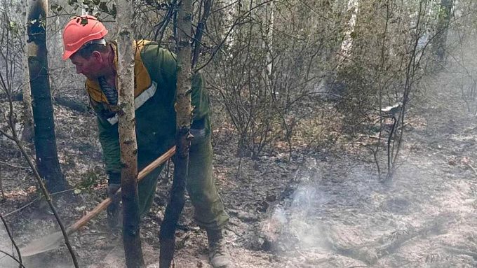 Лесной пожар в труднодоступной местности тушат вручную в Бурятии