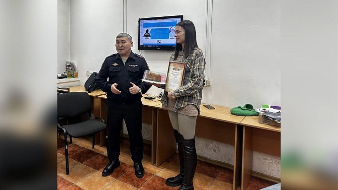 В Улан-Удэ сотрудница сотовой компании спасла пенсионерку от мошенников