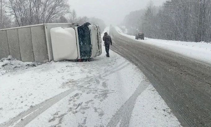 Снегопад накрыл трассу «Байкал». Произошло ДТП