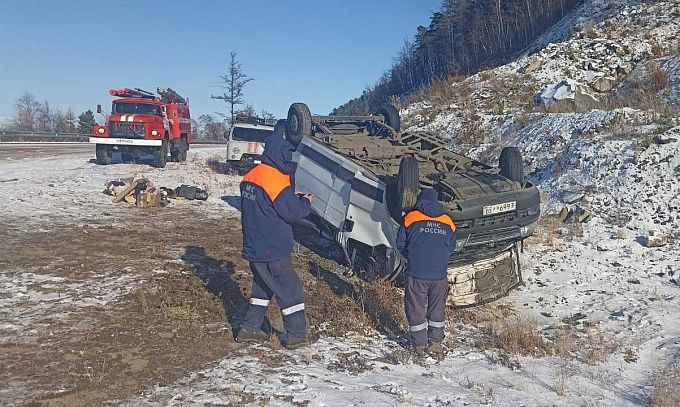 Маршрутка с пассажирами перевернулась на трассе в Бурятии. Есть пострадавшие