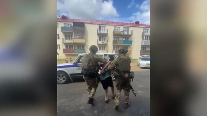 Не сдавался и угрожал гранатой: В Улан-Удэ осудили мужчину, ограбившего офис микрозаймов