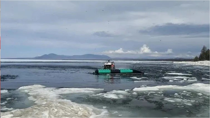 Хивус перевернулся на Байкале. Четверо остаются под водой