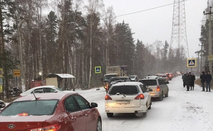 Огромные пробки, аварии и первые замерзшие люди. На восток России обрушились снегопады (ФОТО)