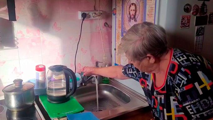В Улан-Удэ 76-летняя мать двух участников СВО жила без водоснабжения