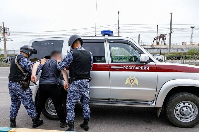 В Улан-Удэ два парня угрожали работнику СТО «пистолетом», пытаясь обокрасть