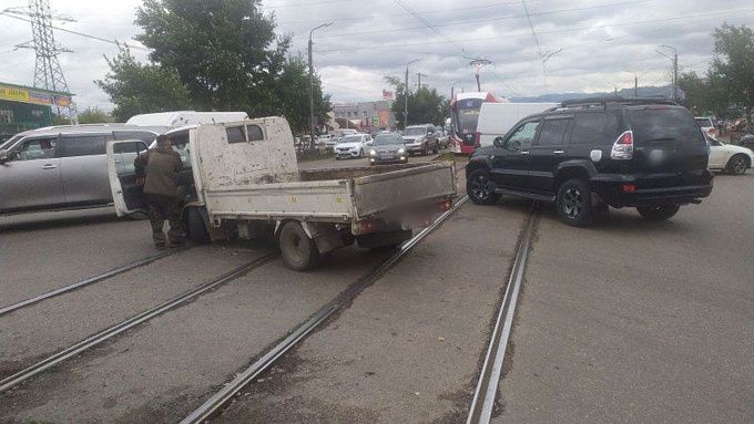 В Улан-Удэ микрогрузовик парализовал движение трамваев