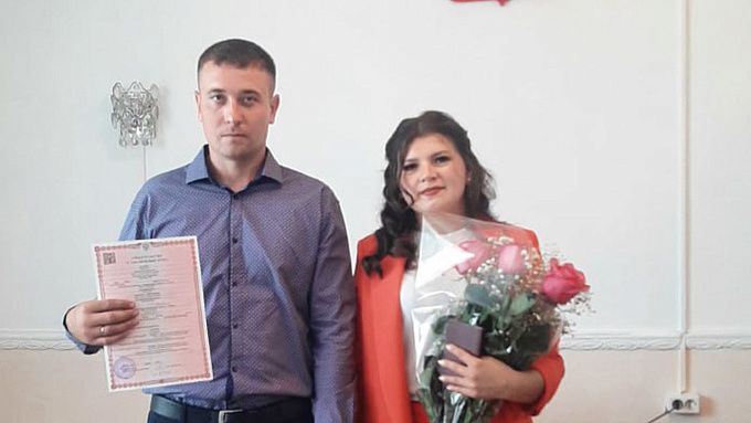 В районе Бурятии поженили 100-ю пару с начала года