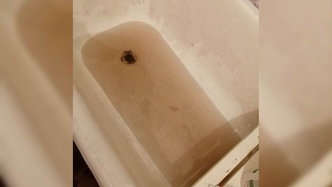 Ржавая горячая жидкость потекла из кранов холодной воды в селе Бурятии