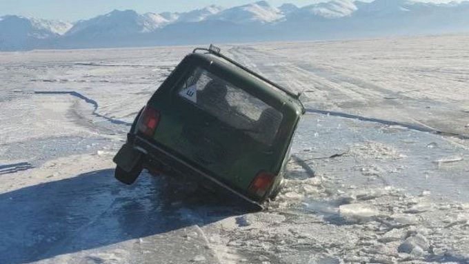 Еще две машины провалились под лед в Бурятии