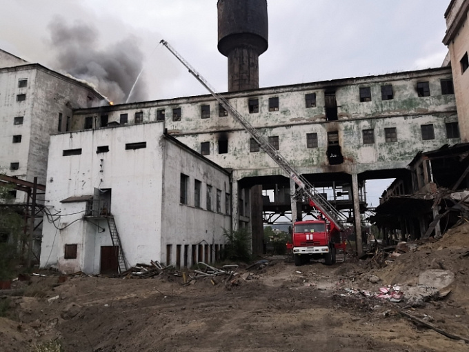 В Улан-Удэ пожар на мясокомбинате тушат уже третьи сутки