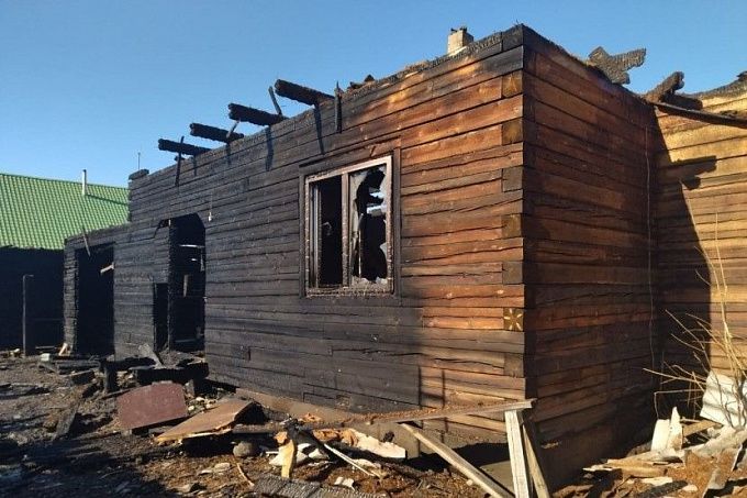 В Бурятии из-за крупного пожара рухнула крыша жилого дома