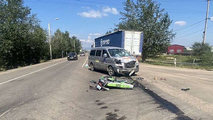 В Бурятии мотоциклист получил тяжелые травмы в ДТП с минивэном