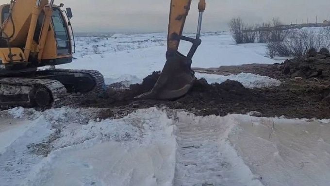 В селе Бурятии начали работу по отводу наледных вод