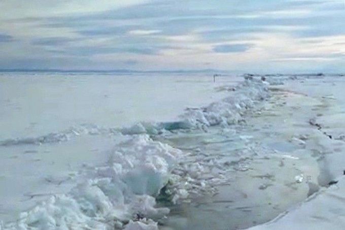 На Байкале туристов предупреждают об опасности тонкого льда