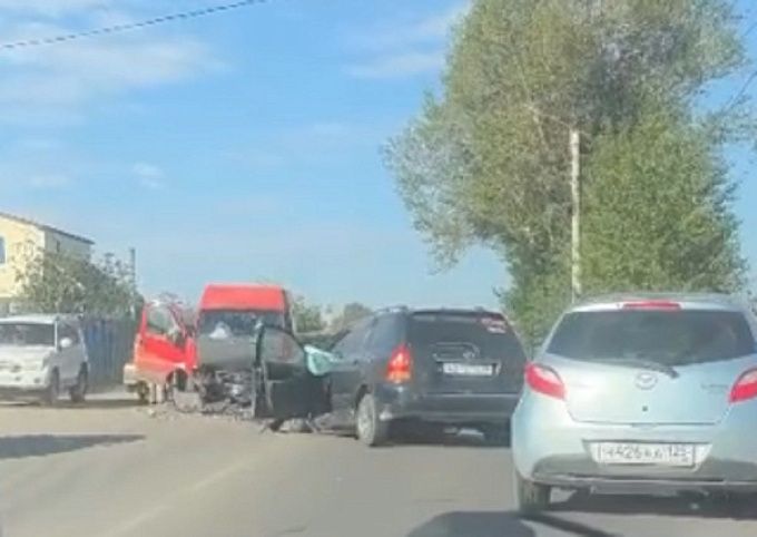 В Улан-Удэ «Тойота» протаранила автобус. Есть пострадавшие