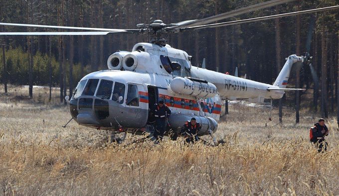 Вертолет МЧС доставил авиадесантников в район Бурятии