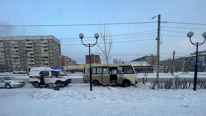 Автобус сбил девушку на остановке в Улан-Удэ