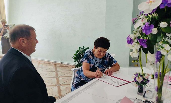 Большая редкость: Пара из Улан-Удэ отпраздновала 60-летний юбилей свадьбы
