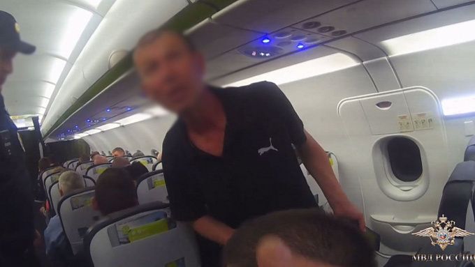 Житель Бурятии не давал взлететь самолету из Новосибирска