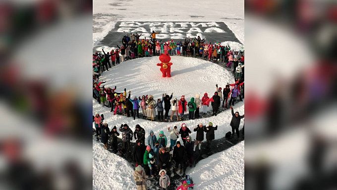 На льду Байкала снова нарисуют снежную открытку
