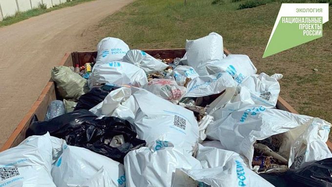 В Бурятии на берегу озера собрали 130 кубометров мусора