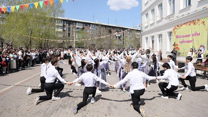 Стало известно, когда в улан-удэнских школах прозвенит последний звонок