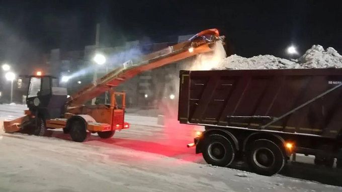 Последствия снегопада продолжают устранять в Улан-Удэ