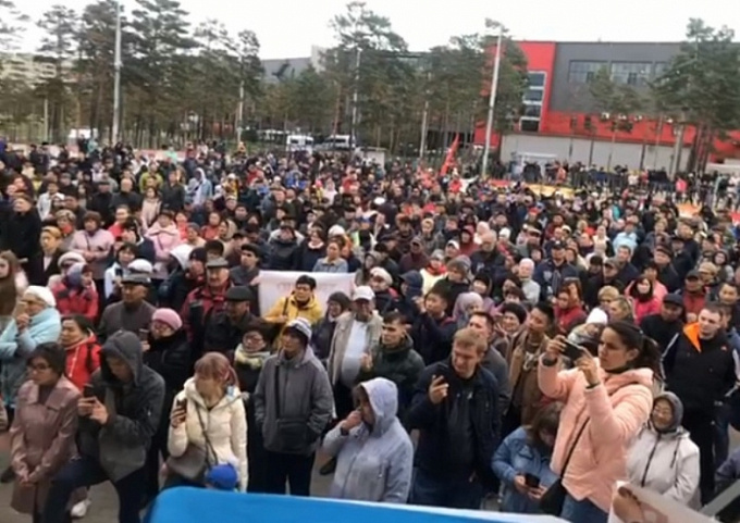 В Улан-Удэ начался митинг в парке «Юбилейный» 