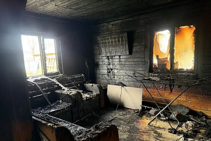 Успели взять собак и паспорта: семья из Улан-Удэ осталась без крова после пожара