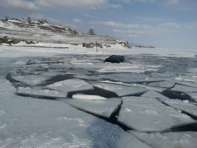 На Байкале «Лексус» с четырьмя людьми провалился под лед