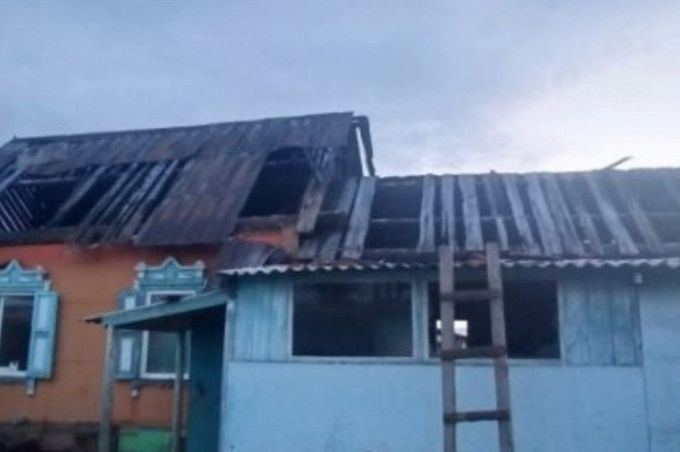 В Бурятии многодетная семья потеряла дом в пожаре