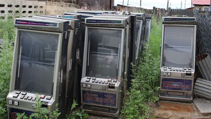 В Бурятии показали, как уничтожают автоматы из подпольных казино
