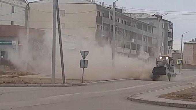 Пыльные бури. В Бурятии жители города задыхаются от уборки улиц