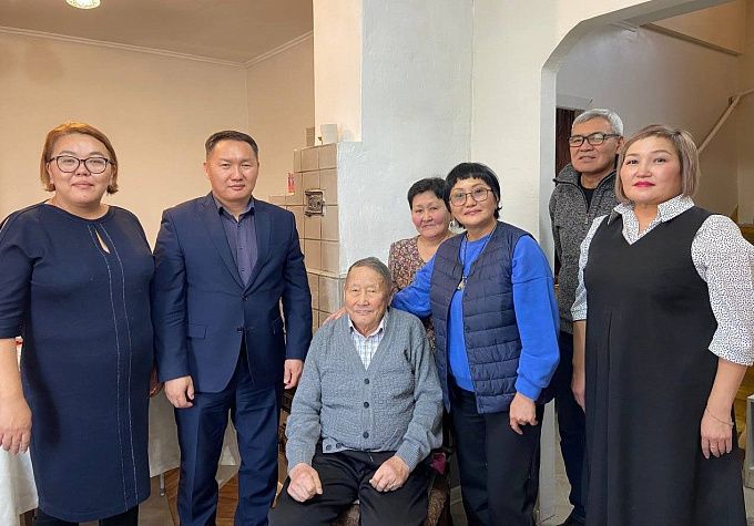 В Улан-Удэ труженик тыла отметил 90-летний юбилей