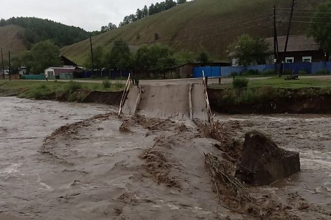 Река разрушила два моста в Забайкалье. Поселок отрезан от внешнего мира