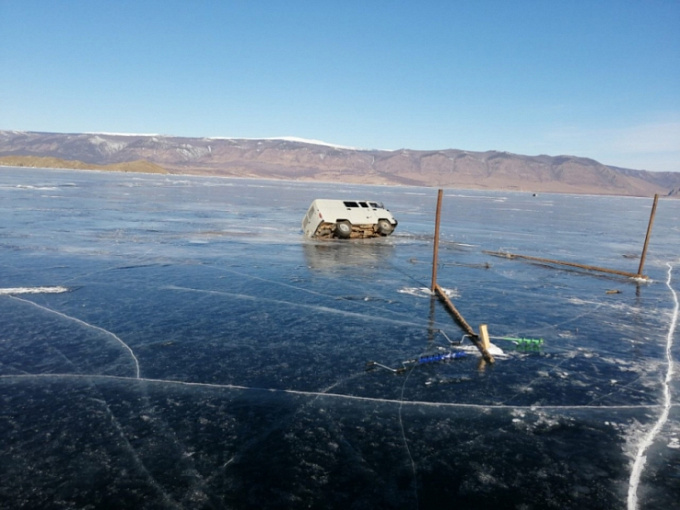 На Байкале два автомобиля провалились под лед