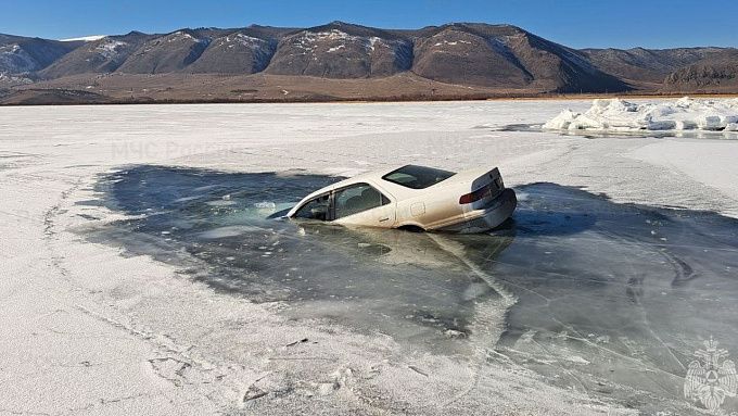 На Байкале вновь ушел под лед автомобиль с людьми
